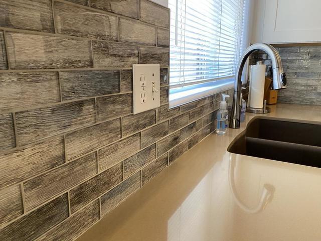 What\'s the Best Backsplash Material? - Image 1